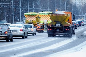 В борбата със снега и леда по пътищата се използва и пясък.