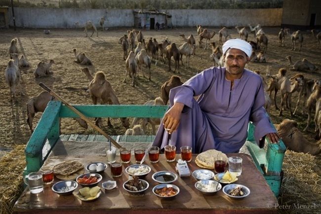 Сале Абдул Фадлили, продавач на камили от Кайро, Египет. Той е на 40 години, висок 172 cм, тежи 74 кг. Дневен прием на калории - 3200.