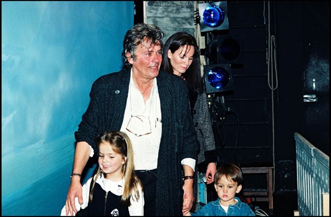 Най-дългата връзка на Ален Делон е с холандската моделка Розали ван Бреемен. Заедно са до 2002 г. и имат дъщеря и син – Анушка и Ален-Фабиан.