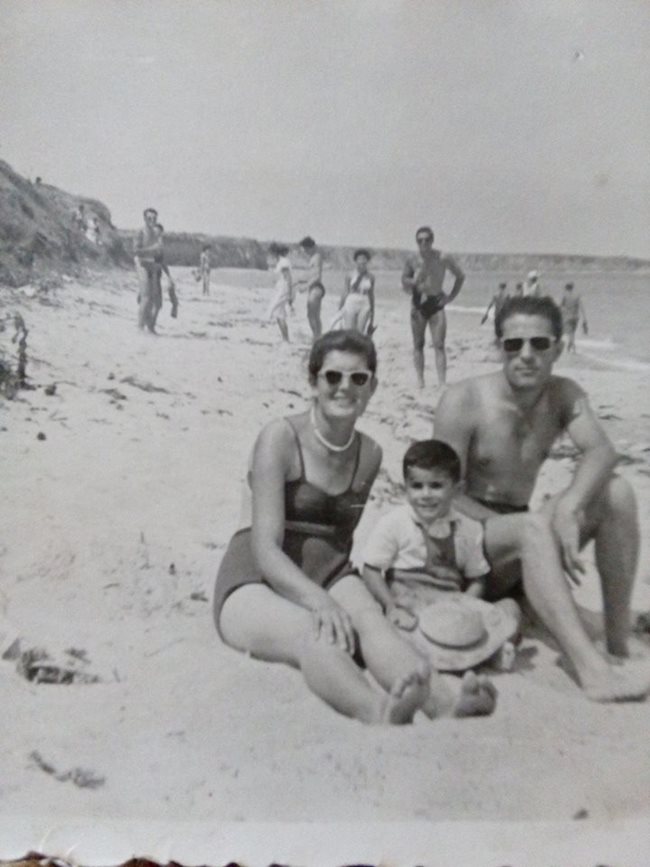 “Годината е 1959-а, село Крапец! Мъжът ми е с мама и тати... едно време на селския плаж, елегантни и усмихнати. Тати и мама вече ги няма, останаха морето, слънцето и любовта. Вече на внуците ни броим стъпките по плажа... Вечни сме, с лято в душите”, пише читателката Таня Василева.