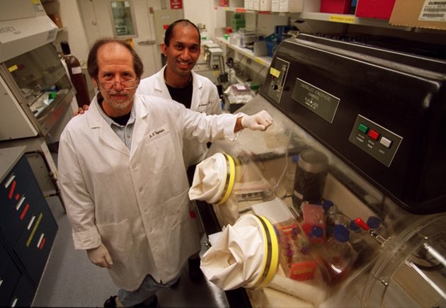 Проф. Берт Вогелщайн (вляво) започва изследванията си през 2001 г. с мишки.  СНИМКИ: РОЙТЕРС