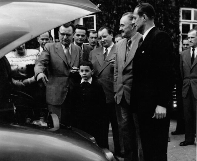Април 1948 г., Прага. Клемент Готвалд (с очилата) показва на Георги Димитров (с мустаците) новия модел лимузина “Татра”. Отпред е Бойко, осиновеният син на българския министър-председател.