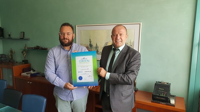Сертификатът беше връчен на Николай Алексиев, изпълнителен директор на "Дунав прес" (отляво) от Богомил Недевски, директор "Продажби на ключови клиенти" на "Енерго-Про Енергийни услуги".