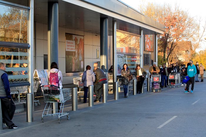 Млади граждани търпеливо изчакват контролата пред магазини в София СНИМКИ: Велислав Николов