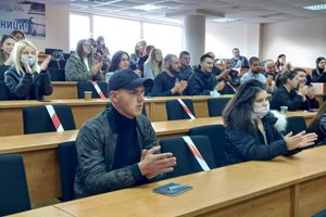 Пловдивски студенти аплодират Кобрата.