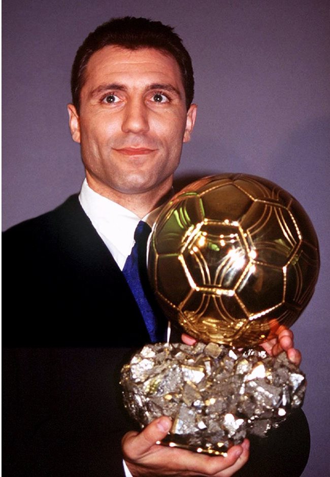 НЕЗАБРАВИМО: Христо Стоичков с най-ценния трофей за всеки футболист.