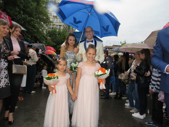 Антъни Иванов бе доведен на бала от сестрите си Ерика и Марая.