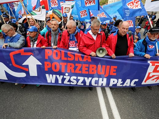 Хиляди протестираха във Варшава, искат по-високи заплати и по-кратко работно време
