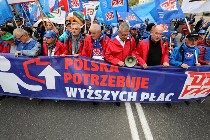 Няколко хиляди души демонстрираха днес по улиците на Варшава с настояване за по-високи почасови ставки и намаляване на работното време. СНИМКИ: Ройтерс