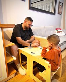 Тото играе карти с 4-годишния си син