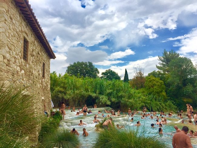 Водопадчетата, както наричат Водопада на мелницата в Сатурния, област Тоскана, са отворени за посещения денонощно 365 дни в годината.