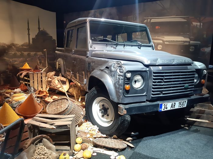 Този Land Rover бе неудържим по черните пътища в Ямайка във филма No time to die.