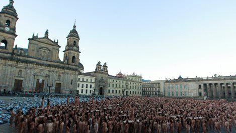 Хиляди колумбийци участваха в гола снимка (видео)