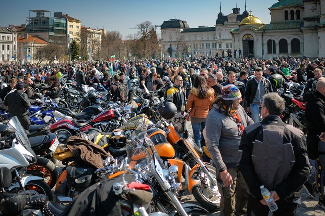 Хиляди се събраха на откриването на мотосезона.
СНИМКИ: ИВАЙЛО ВАСИЛЕВ