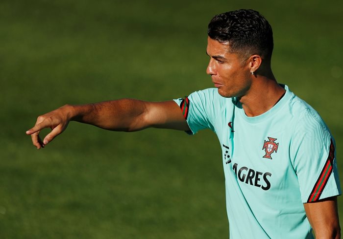 Кристиано Роналдо жестикулира по време на тренировка на португалския национален отбор.

СНИМКА: РОЙТЕРС