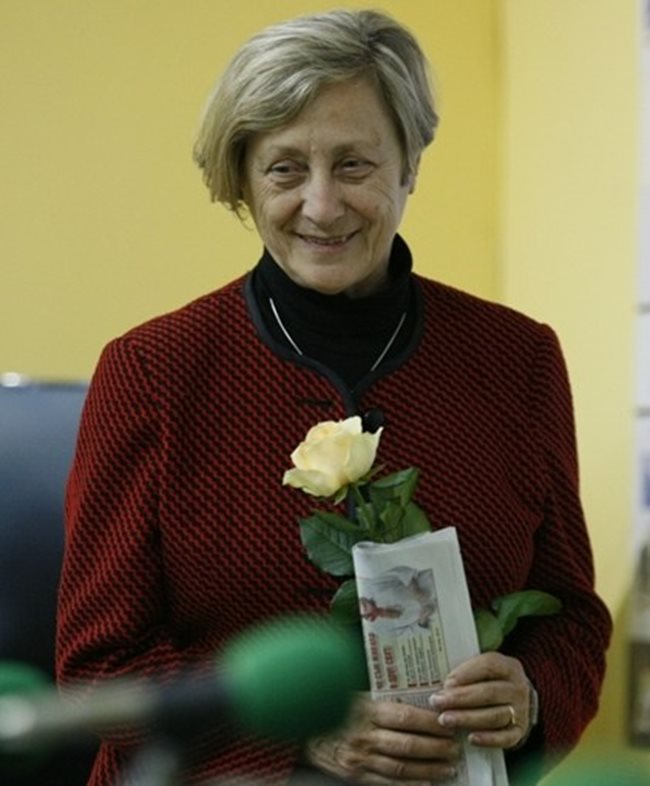 Нешка Робева с цвете, подарено й за 70-ия рожден ден. СНИМКА: LAP.BG