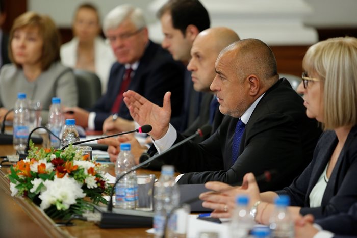 Премиерът Борисов заяви, че ще търси синхрон с общините, за да се намерят начини за административно облекчение на гражданите.