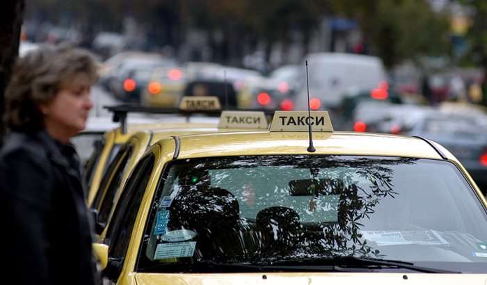 В пиковите часове през почивните дни е почти невъзможно да се извика такси.