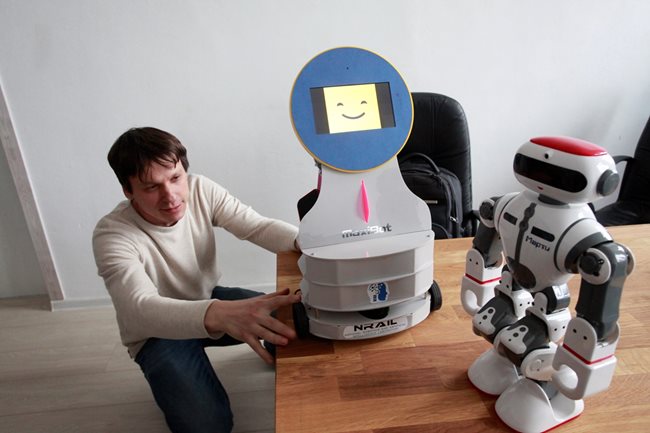 Ясен Паунски показва малък робот лектор, а вдясно е моделът, който дава уроци по бойни изкуства.