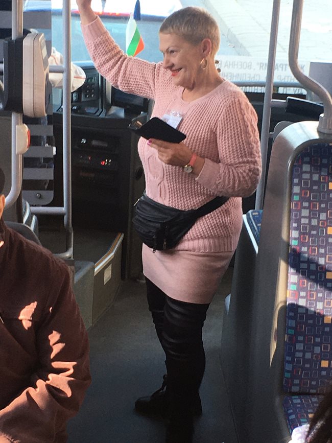 Кондукторката Нели Тодорова предлага брак на непознати пътници в рейса. Снимка: 24 часа