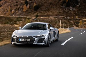 Новото Audi R8 ще има V8 двигател и три електрически мотора