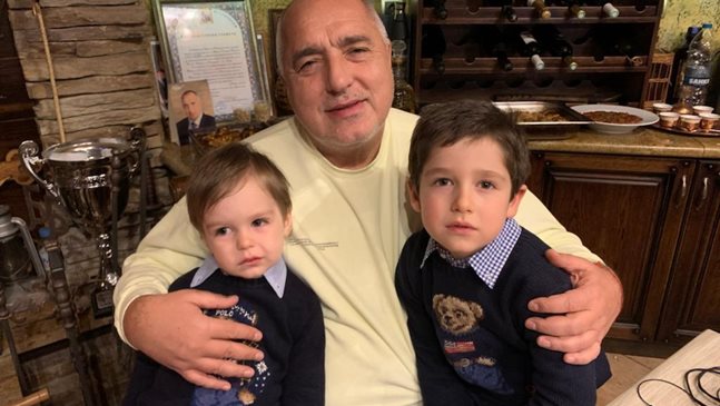 Борисов с внуците на Бъдни вечер: Няма по-хубаво от времето със семейството!