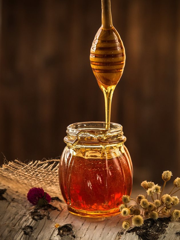 Много хора ядат мед вместо захар, мислейки, че е здравословен, когато той всъщност съдържа по-малка минерална хранителна стойност дори от кафявата захар
