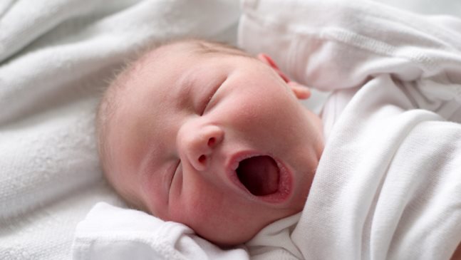 Как бебето да заспива в един и същи час всяка вечер?