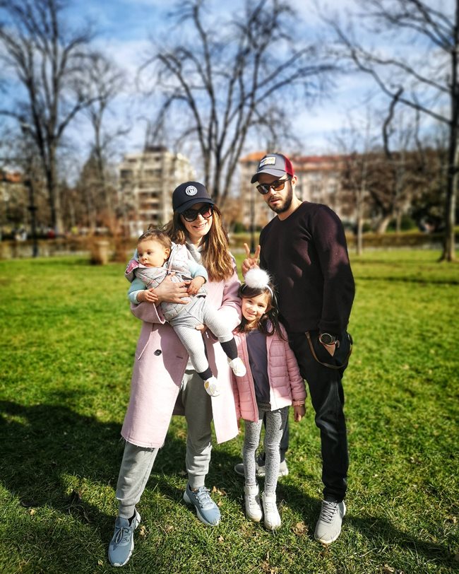 Яна Титова и Алек Алексиев с двете им дъщери - голямата Ая, която е на 6 г., и малката Хана, която скоро ще стане на 1 г.
СНИМКА: ЛИЧЕН АРХИВ