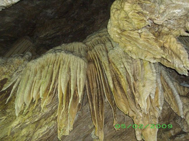 Това е една малка част от Ягодинската пещера.Тези пещерни завеси сякаш са от карамел.Толкова са красиви, а на живо гледката е още по-красива отколкото на снимката!
Александрина Караджова, Свищов 
[barbi972@abv.bg]