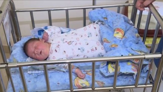 Петкилограмовото бебе Божидар се роди в столичната болница „Света Анна”