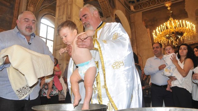 50 бебета кръстени в Бургас, Ути силно развълнуван (Снимки)