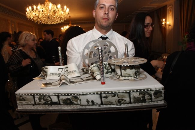 Гостите на Стефан Данаилов го “изядоха” - двете торти със 75 свещички бяха с неговия лик
