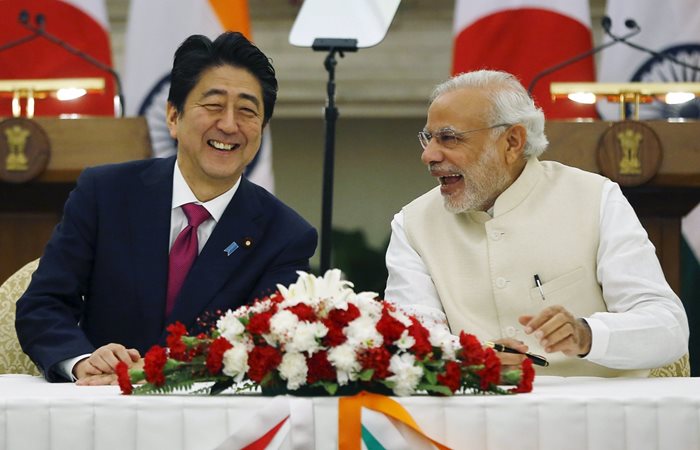 Премиерите Шиндзо Абе и Нарендра Моди са доволни, след като подписаха споразумение през 2015 г. Япония вложи $ 5 млрд. инвестиции в Индия само през 2016-2017 г., главно в инфраструктурата.

