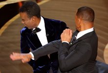 Уил Смит отново се извини за шамара на Оскарите