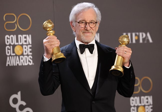 Стивън Спилбърг позира с наградите си за най-добър режисьор и най-добър драматичен филм за The Fabelmans. СНИМКА: РОЙТЕРС