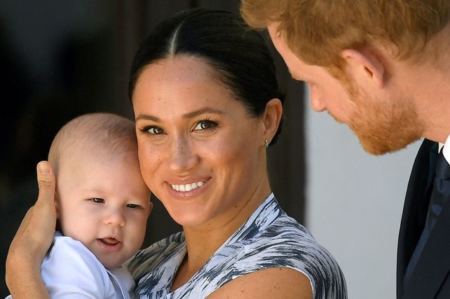 Двойката не разпространи снимка на новородената си дъщеря. Синът им Арчи придружаваше принц Хари и съпругата му в Южна Африка през 2019 г., откогато са последните му публични снимки.