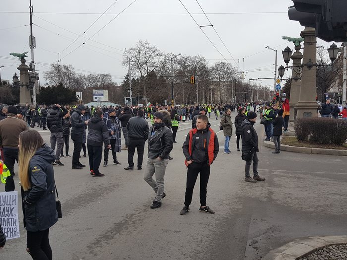 Протестиращите блокираха Орлов мост с минимално възможния брой хора.