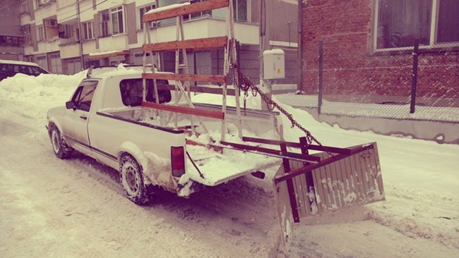 Горнооряховец превърна колата си в снегорин