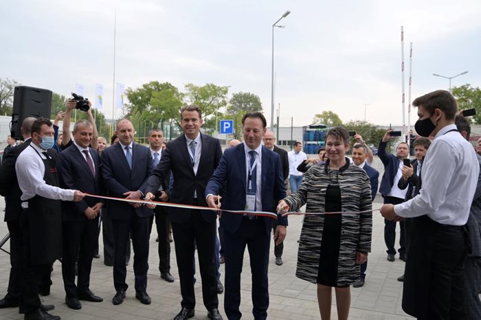 Румен Радев, министър Везиева и немският посланик Кристоф Айххорн откриха завод за производство на протези в Благоевград.