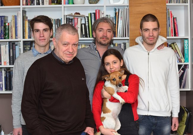 Математикът със синовете си (от ляво на дясно) Симеон, Михаил и Константин и 13-годишната си внучка Михаела СНИМКА: ЙОРДАН СИМЕОНОВ