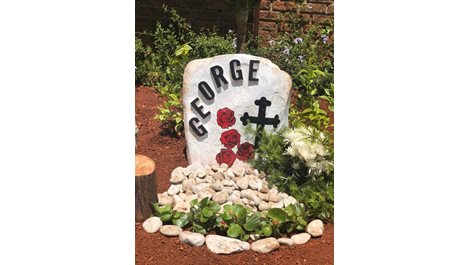 Червени рози за гроба на мъжа на Гуркова