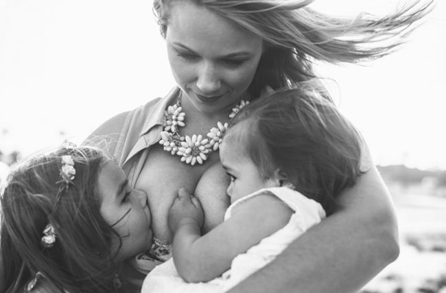 СНИМКА: https://www.yahoo.com/lifestyle/picture-of-mum-tandem-breastfeeding-her-daughters-122318443.html