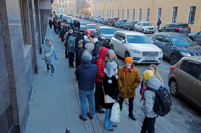 Руснаци се редят на опашка пред банкомат в Санкт Петербург.

СНИМКИ: РОЙТЕРС