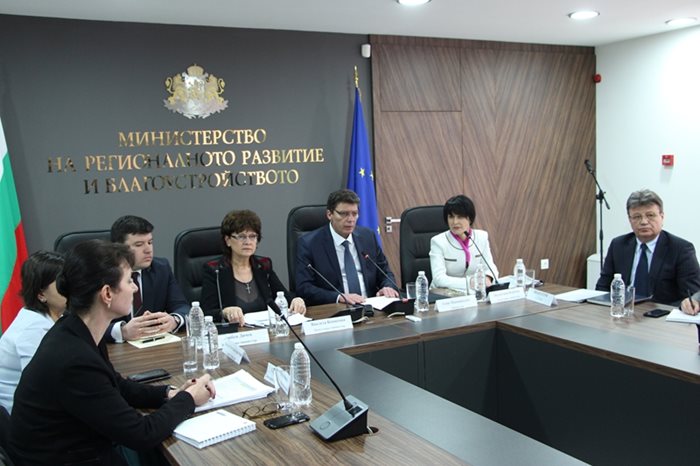 Министърът на регионалното развитие Спас Попниколов и екипът му от зам.-министри на първата им пресконференция.
