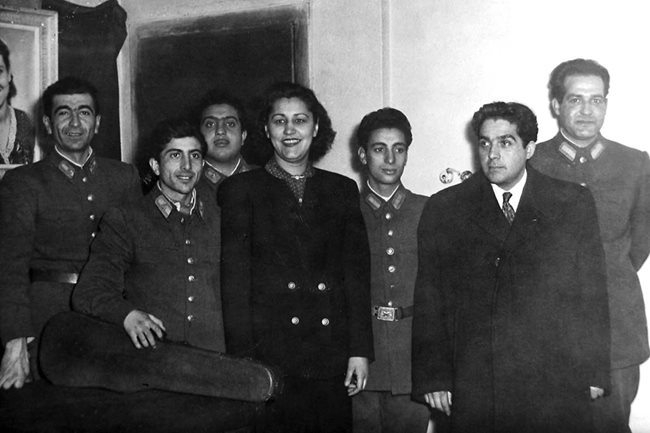 Георги Парцалев (най-вляво) като артист в Ансамбъла на Трудовата повинност, бъдещите Строителни войски