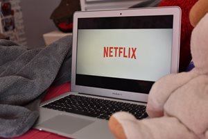 Разследващи претърсват офиси на Netflix