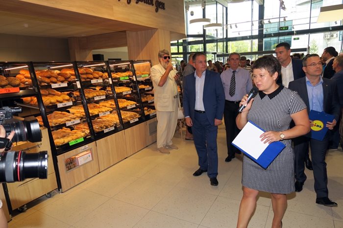 Управителят на “Лидл България” Милена Драгийска-Денчева откри магазина.