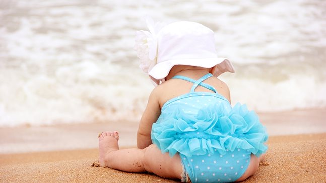 Най-честата родителска грешка е през първия ден да потопят крачетата на бебето в морската вода