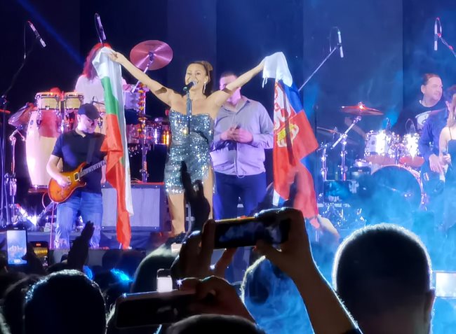 Певицата развя знамето на Сърбия и България в края на концерта
Снимка: Юлиян Савчев